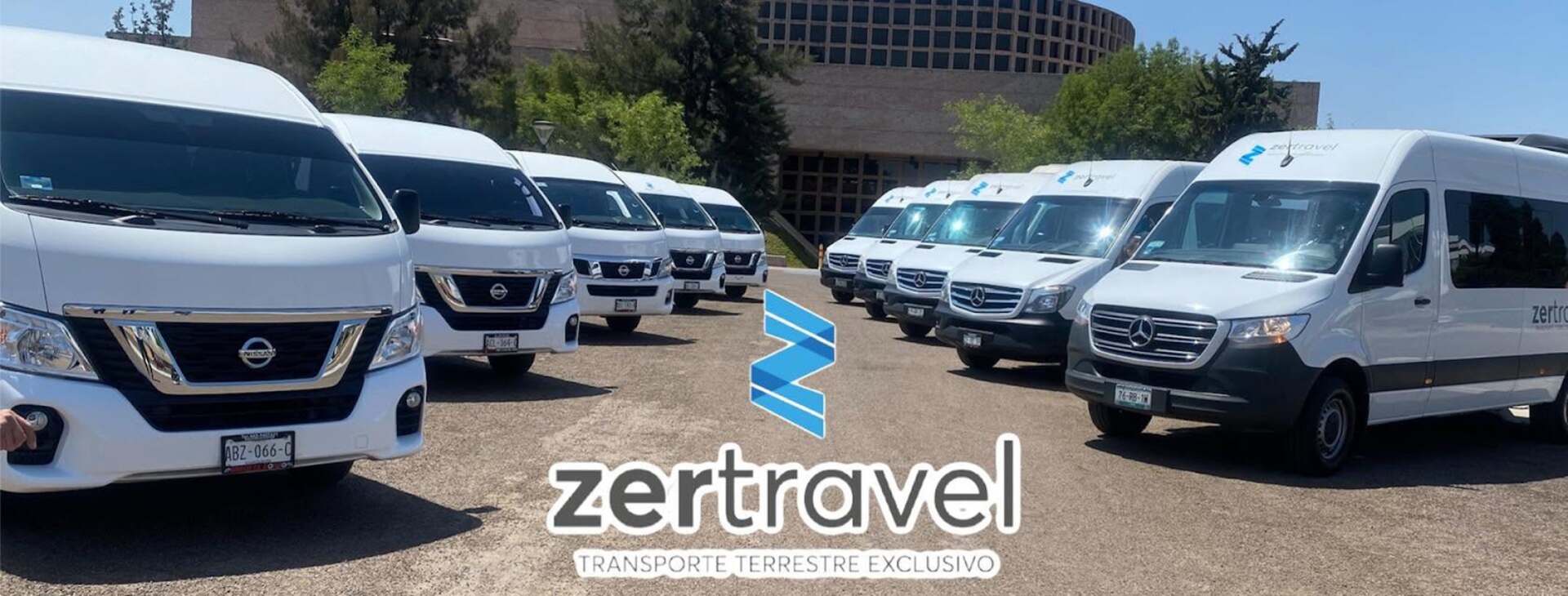 Flota completa de zertravel en Aguascalientes: autobuses, camionetas Sprinter y Urvan formadas en el patio de operaciones