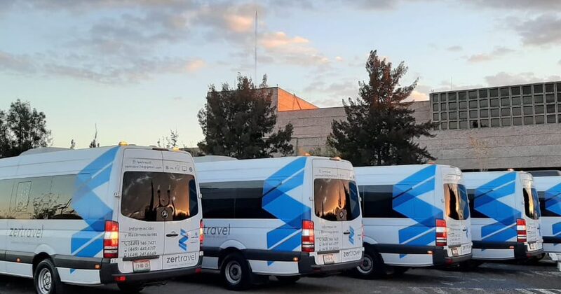 Flota de camionetas Sprinter de zertravel preparada para trasladar asistentes a un evento corporativo