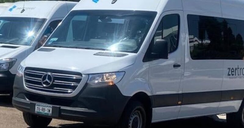 Camionetas Sprinter de zertravel formadas antes de salir en un viaje a Estados Unidos